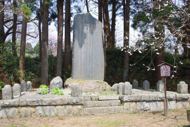 田崎東の碑。
