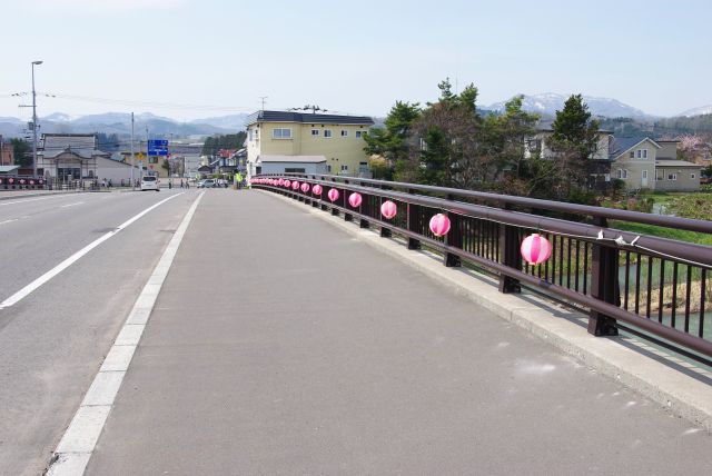 橋も桜色の提灯が並ぶ。