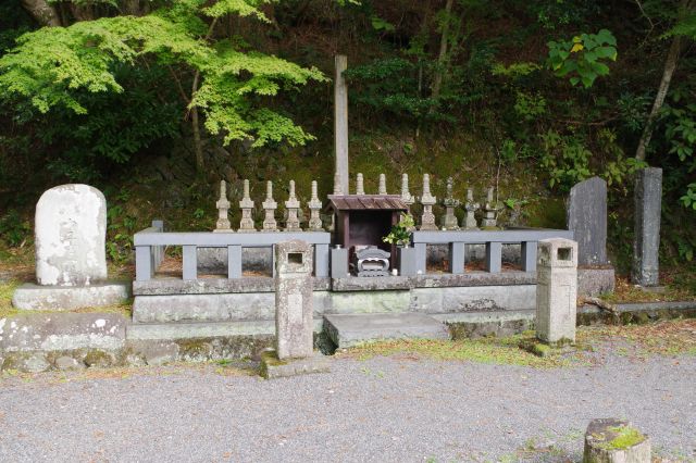 源氏公園には十三士の墓。
