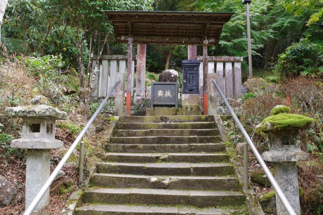 暗殺された二代将軍源頼家の墓があります。