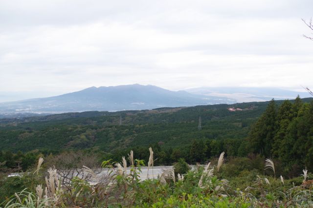 三島市眺望地点、正面に愛鷹連山、右側に富士山。下には道路。
