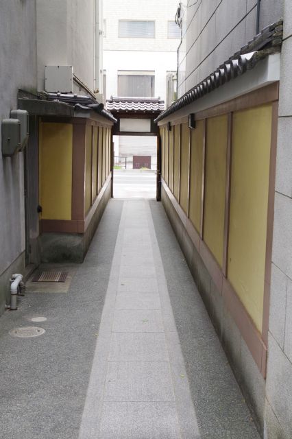 建物の間の狭い通路。静かな空間へ。