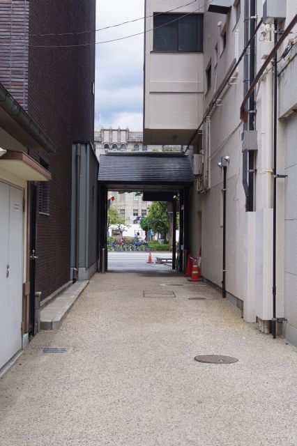 北側の門からは京都市役所。