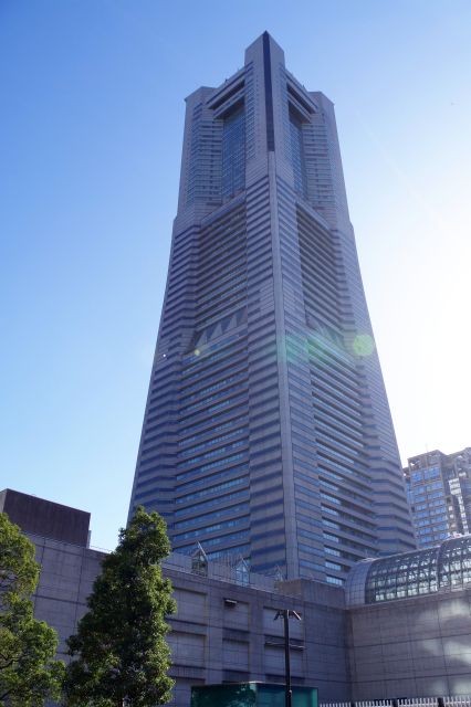 横浜ランドマークタワーがそびえ立つ。