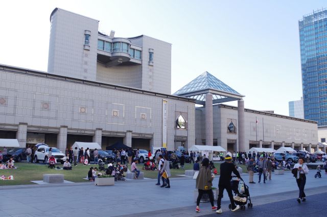 横浜美術館前の美術の広場。イベントで人が集まりにぎわう。