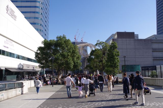 ランドマークプラザとクイーンズスクエアの間のヨーヨー広場から横浜駅方面へと進みます。