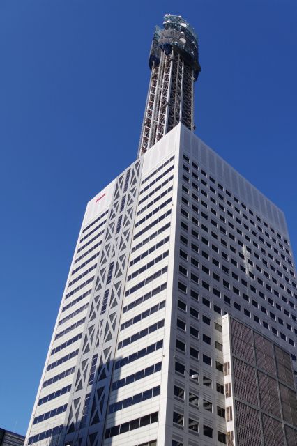 電波塔が空にそびえ立つ横浜メディアタワー。