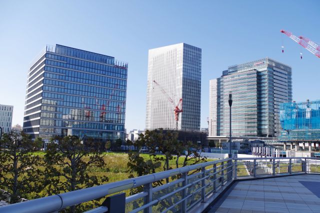 日産など横浜駅東口付近のビル群。