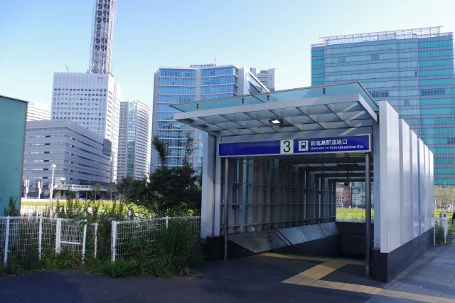 みなとみらい線新高島駅。