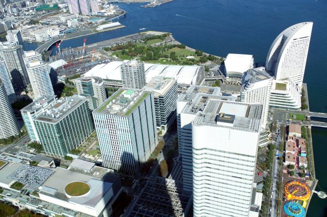 クイーンズタワー3棟、パシフィコ横浜、インターコンチネンタルホテル、臨港パーク、みなとみらいのビル群。