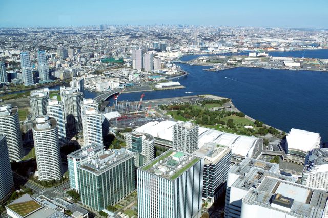 北東側は東京方面へと景色が続く。