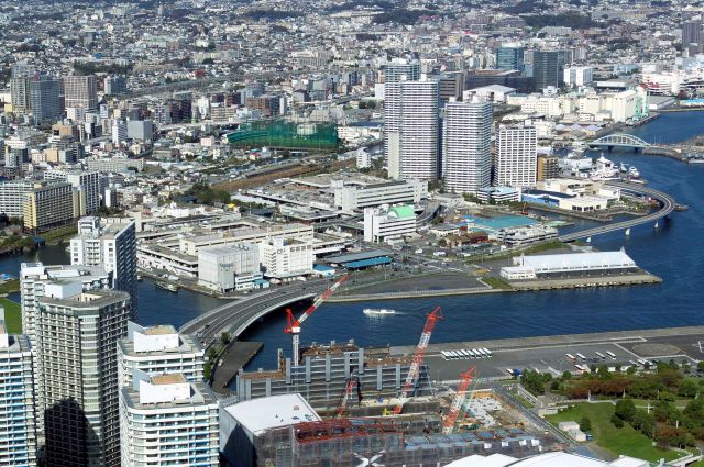 東神奈川方面、横浜市中央卸売市場、コットンハーバーのタワーマンション、貨物船の東高島駅。
