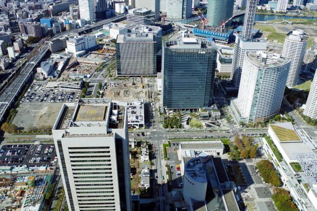 北側の足元には横浜美術館、三菱重工横浜ビル、みなとみらいグランドセントラルタワー他、建設中の区画も。