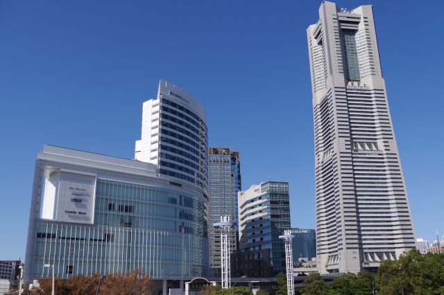 駅前の商業施設ヒューリックみなとみらい（旧TOCみなとみらい）と圧倒的な高さの横浜ランドマークタワー。