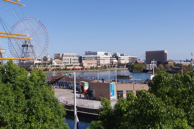 日本丸メモリアルパーク、横浜みなと博物館、新港地区のコスモクロック等。