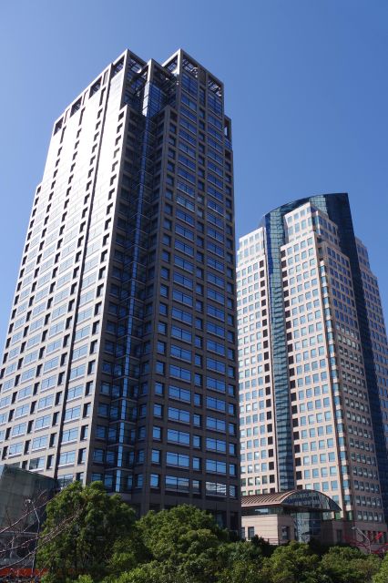 日石横浜ビルと横浜銀行本店ビル。
