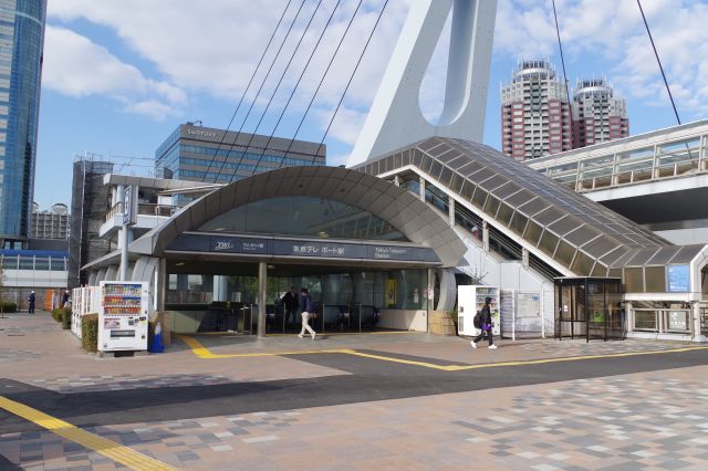 りんかい線東京テレポート駅の出口。