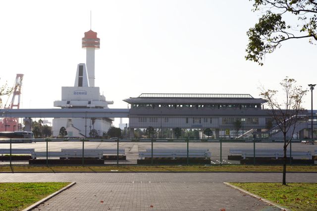 右側には船の科学館と同名の駅（現・東京国際クルーズターミナル駅）。周辺は広い空き地。