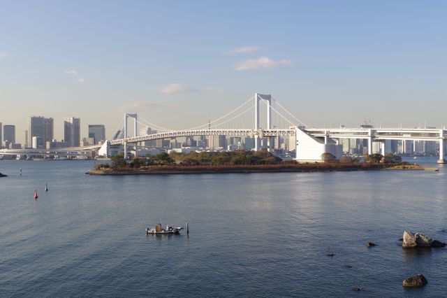 レインボーブリッジや東京都心の開放的な風景。一番の見所です。
