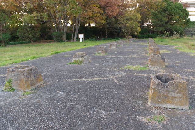 中央には陣屋跡の礎石があります。