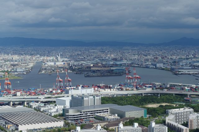コンテナ群と奥には大阪平野の幅広い街並み。