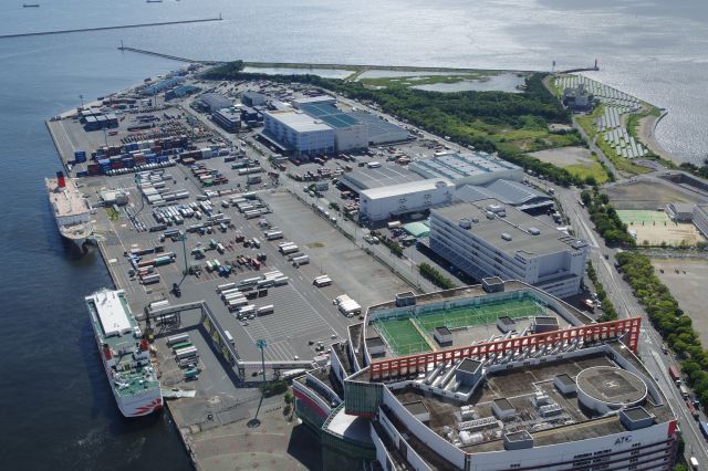 トレードセンター先の埠頭はフェリーとコンテナのターミナル。