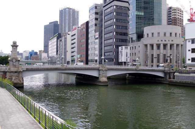 堺筋の難波橋（なにわばし）。対岸に大阪取引所。