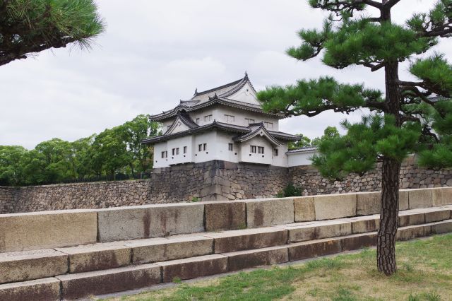 左の千貫櫓は大阪城で最も古い建物の１つ。