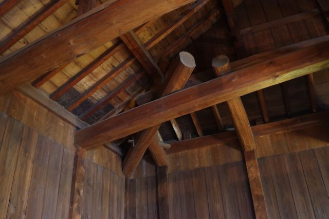 天井は木の枠組み。