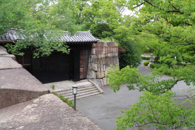 石垣に登ると京橋口側が覗けます。