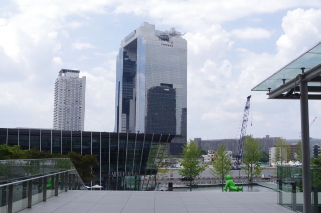 JR大阪駅から見た独特の形の梅田スカイビル。
