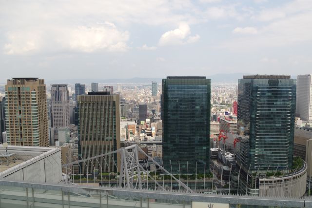 東側にはグランフロント大阪のビル群。