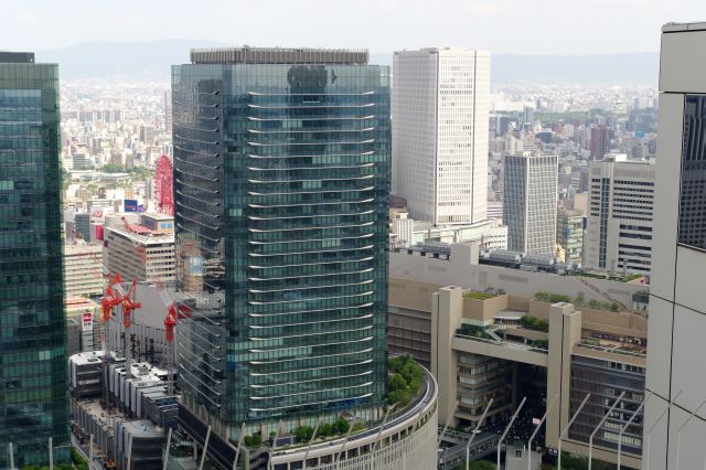 右にはJR大阪駅のノースゲートビルディング。