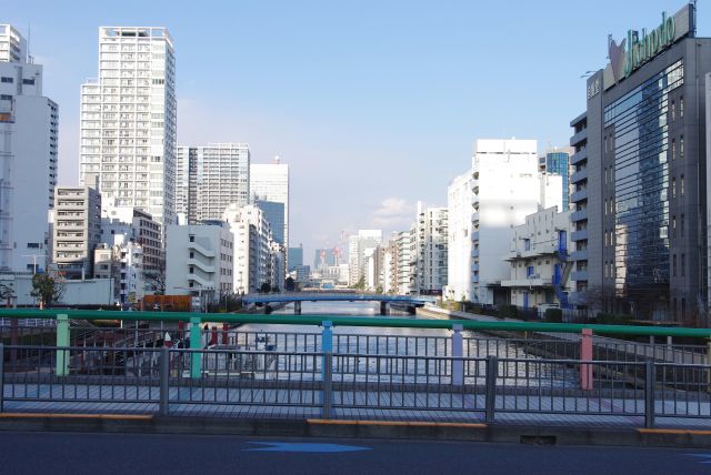 橋の左側、浜崎JCTまでまっすぐに運河が伸びます。