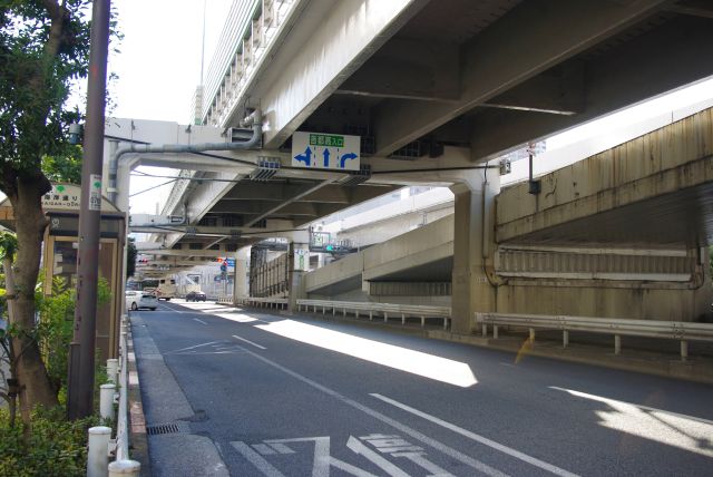 首都高羽田線の下、走る車の音や振動が響きます。
