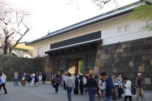 田安門は桝形門の形で、高麗門をくぐると右に渡櫓門。