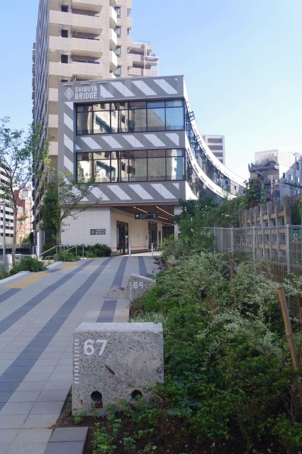 渋谷ブリッジというかつての線路のカーブした土地に立つ建物。