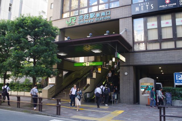 線路沿いを戻ると南に離れた渋谷駅埼京線ホームの新南口。