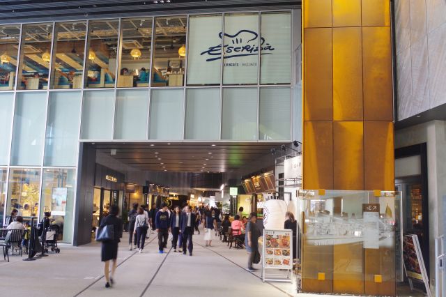 初出店も多い渋谷ストリームの飲食店街へ。多くの人でにぎわいます。