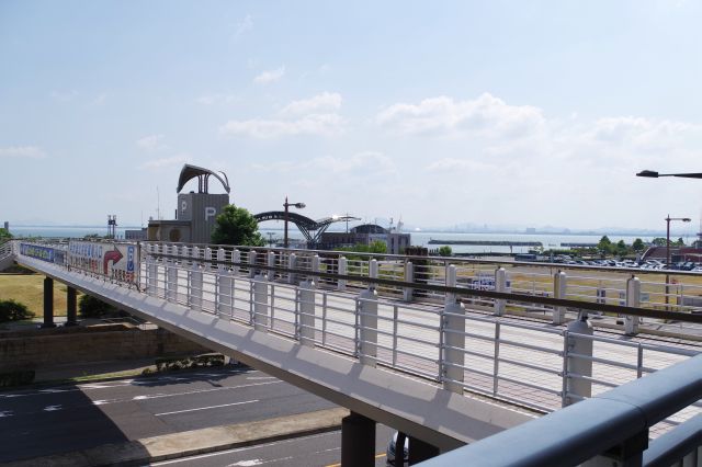 デッキの先は琵琶湖と大津港。JR大津駅よりも湖に近い。