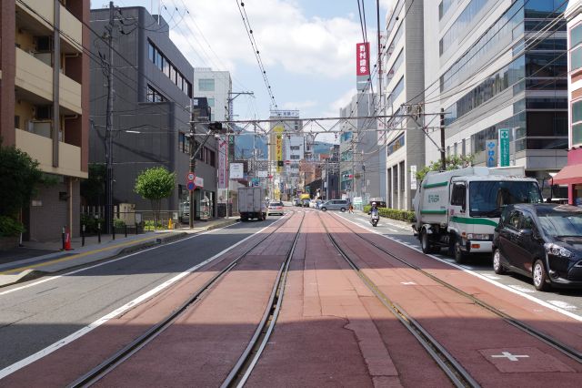 上栄町方面の線路。併用軌道は1駅間のみ。