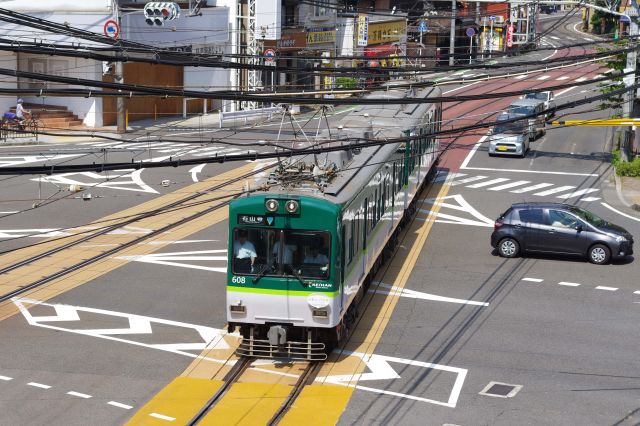 直進方向の石山坂本線。ガタゴトと音を立てて駅へ。