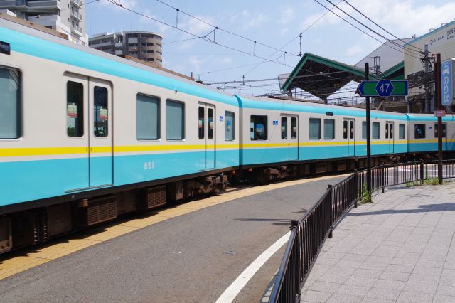 京都市営地下鉄にも乗り入れる京津線が道路を走る不思議な感じ。