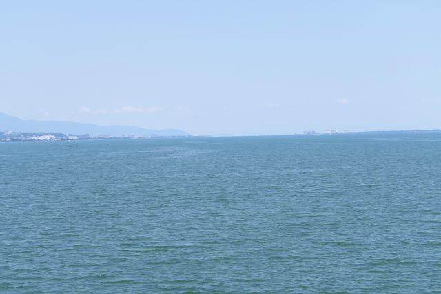 北北東側に琵琶湖のくびれに架かる琵琶湖大橋。