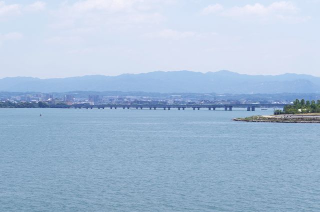湖の出口側の近江大橋。