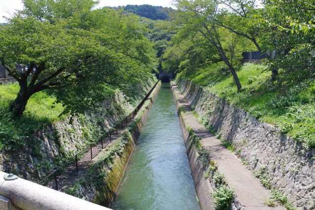 三井寺駅から歩くと京都へと続く琵琶湖疎水。
