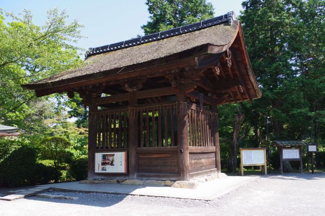重要文化財の鐘楼は近江八景の１つ、三井の晩鐘で知られる。