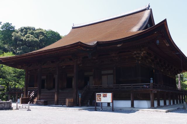 国宝の金堂は寺の総本堂で本尊弥勒菩薩を安置。北政所により1599年に再建された桃山建築。