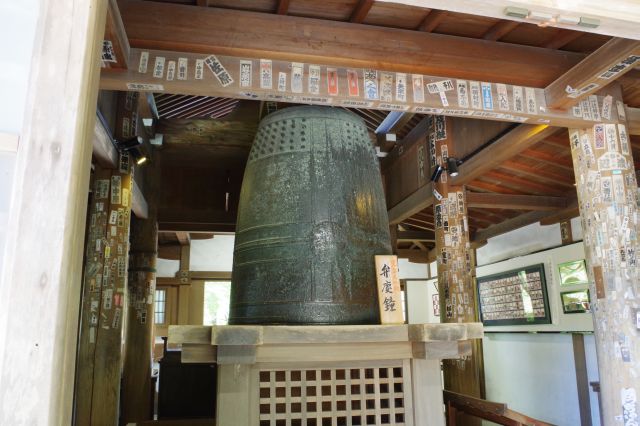 霊鐘堂の重要文化財の梵鐘（弁慶鐘）は奈良時代の古い鐘で、弁慶の引摺り鐘と呼ばれる。