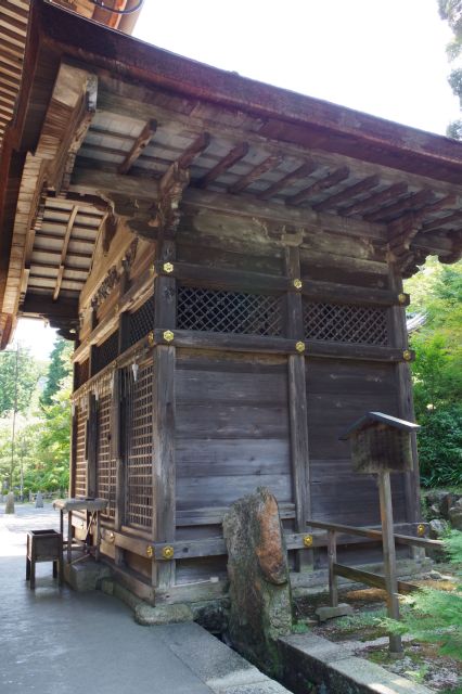 閼伽井屋は井泉が湧き、天智・天武・持統天皇の産湯に使われたことが三井寺の由来。